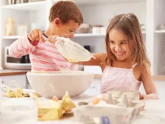 Gotujemy i pieczemy z dziećmi na kwarantannie: proste i zabawne przepisy