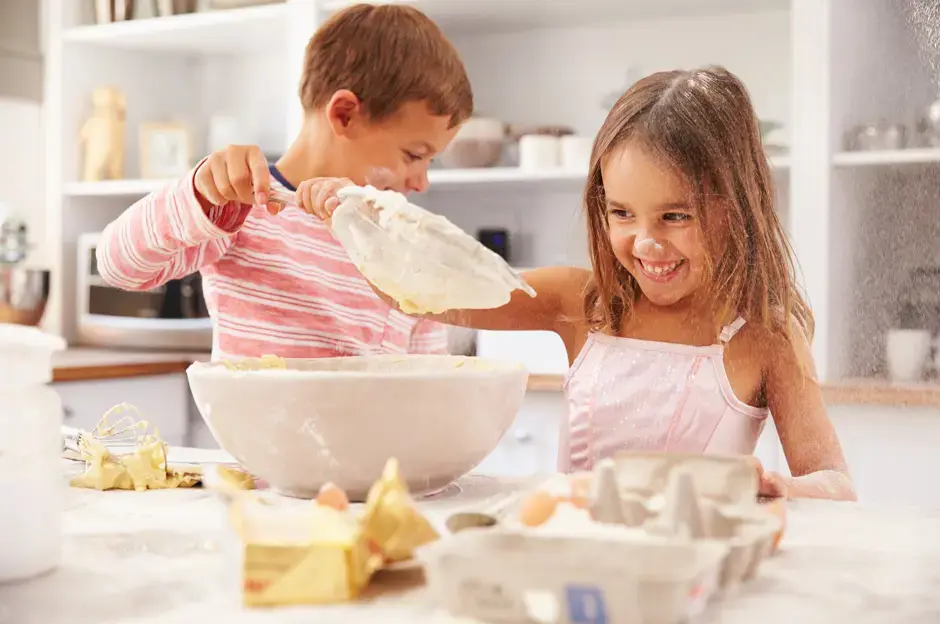 Gotujemy i pieczemy z dziećmi na kwarantannie: proste i zabawne przepisy